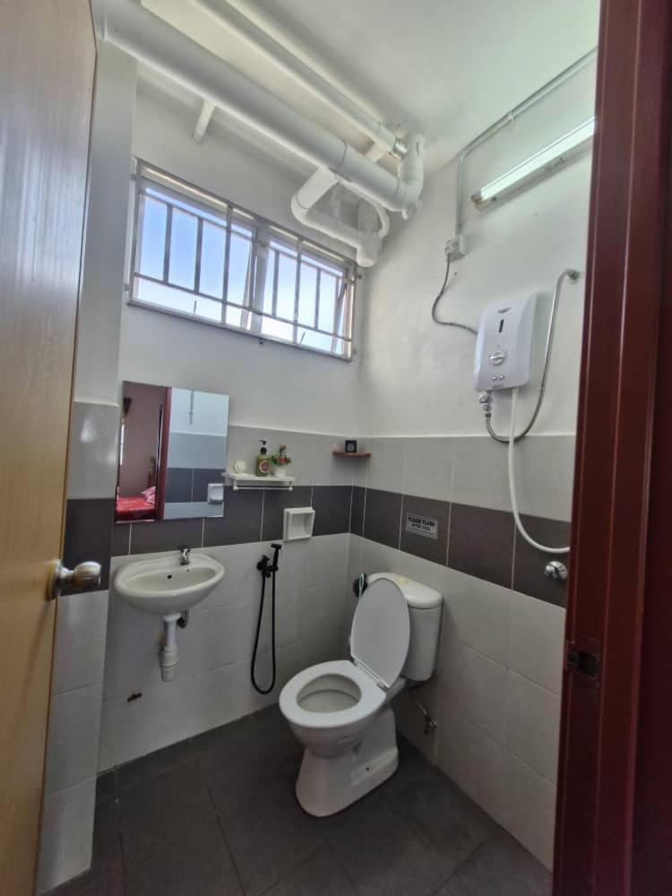 Homestay Kuala Terengganu Rose House Pantai Batu Buruk Eksteriør billede